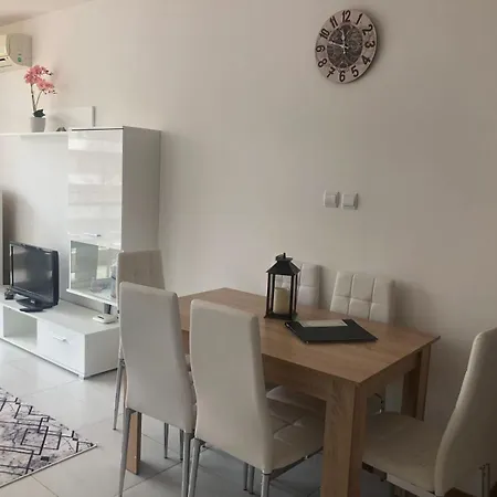 Lovely 3 New Furnished Kamelia Sunny 阳光海滩
