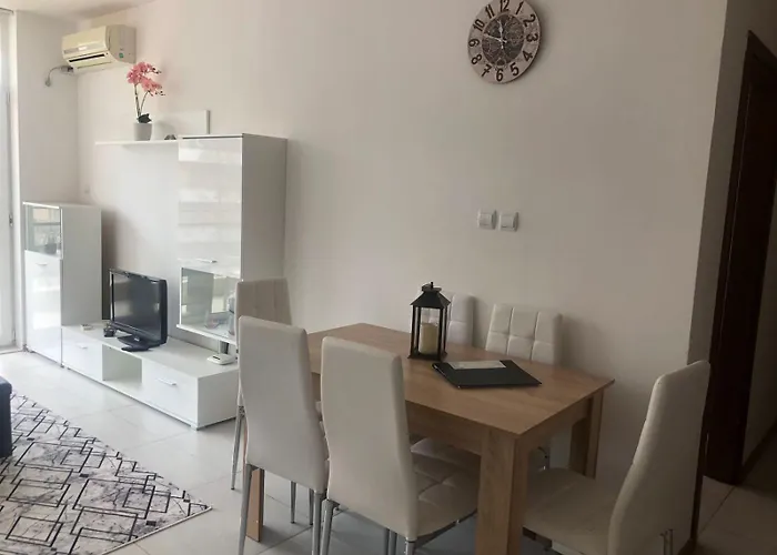 Lovely 3 New Furnished Kamelia Sunny 阳光海滩